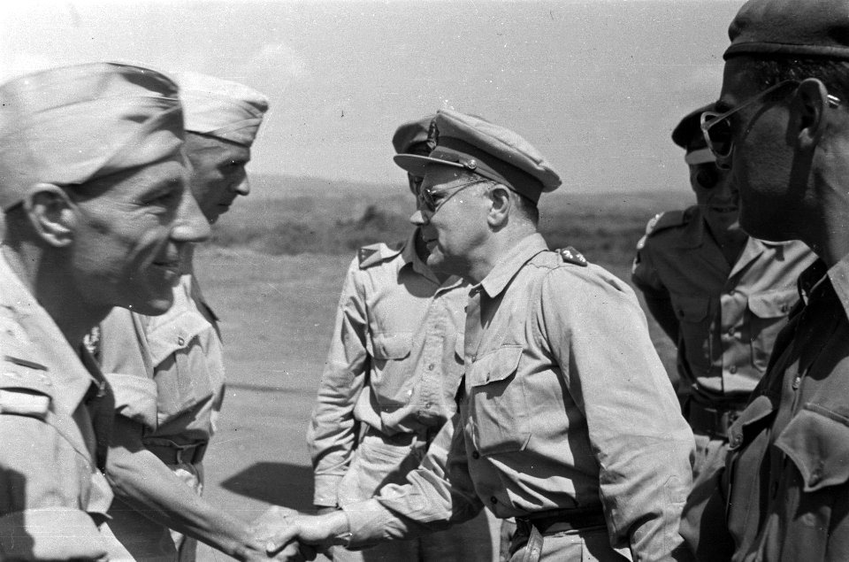 Semarang Generaal Kruls schudt de hand van een officier, omringd door andere , Bestanddeelnr 4213