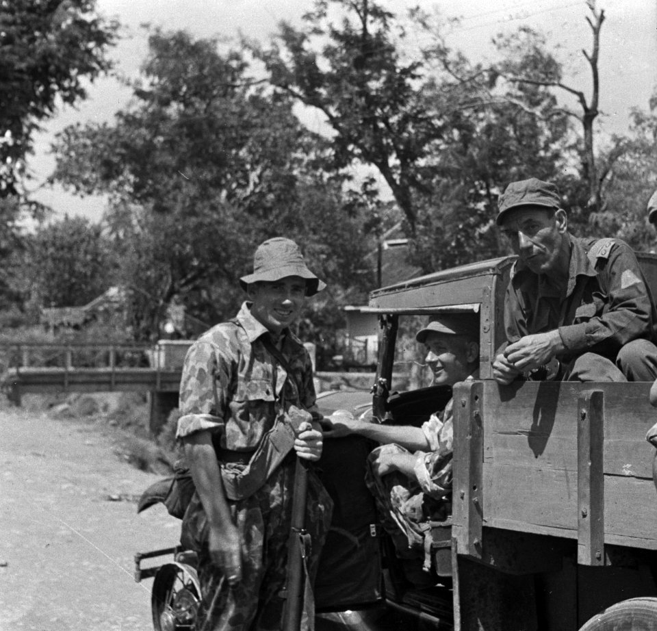 Semarang Legertruck met Nederlandse militairen (rechts een 2e luitenant), Bestanddeelnr 1657