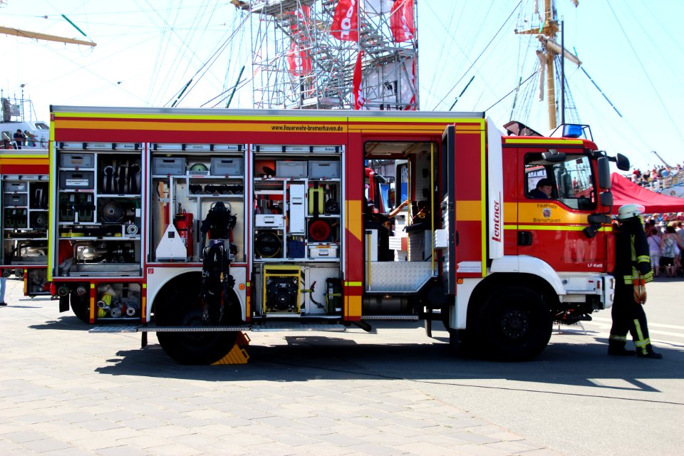 Seitenansicht Löschfahrzeug 4-44-1 der Freiwilligen Feuerwehr Weddewarden, Seestadtfest 2018 in Bremerhaven