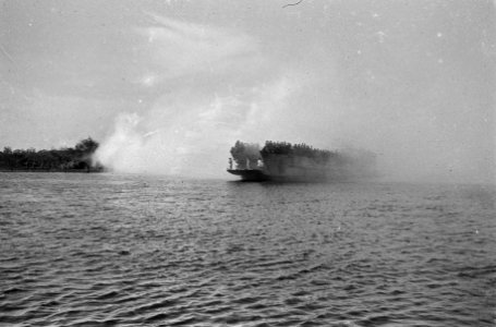 Semarang Voor 2-6 RI zit de Indische tijd er op en per LCT. werd het Bataljon n, Bestanddeelnr 1645-2-5