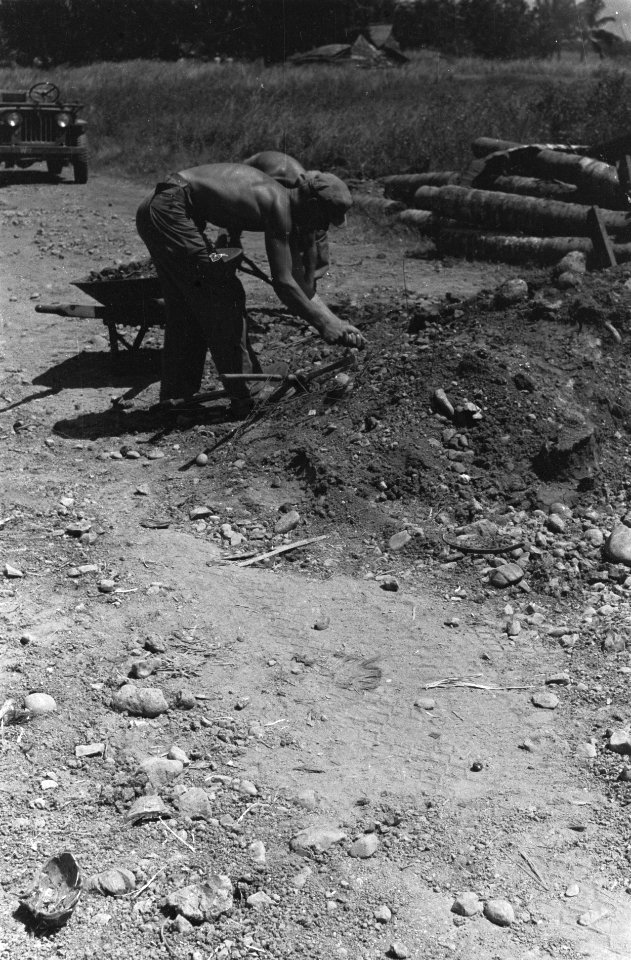 Semarang Genie aan het werk op de weg van Semarang naar Demak, Bestanddeelnr 1860