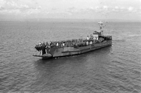 Semarang Voor 2-6 RI zit de Indische tijd er op en per LCT. werd het Bataljon n, Bestanddeelnr 1645-3-6