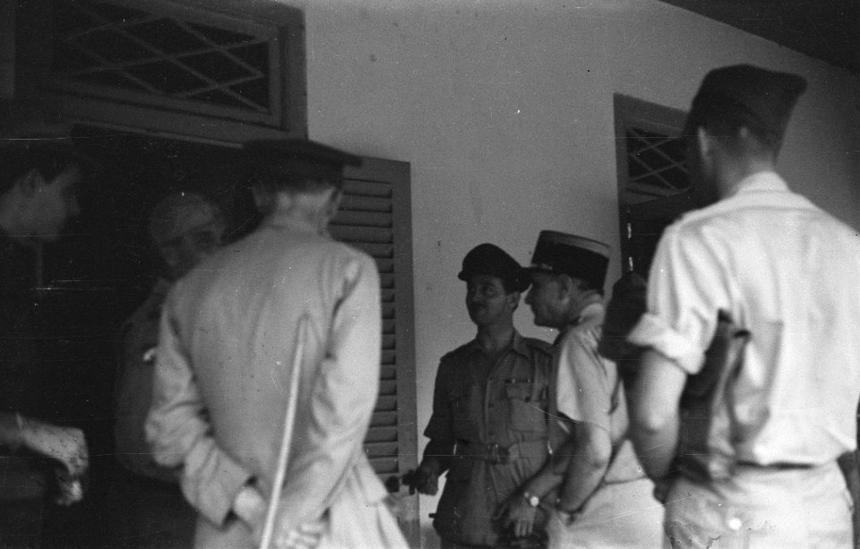 Semarang Bezoek buitenlandse militaire waarnemers aan de V-Brigade. Kolonel Mor, Bestanddeelnr 378-1-1