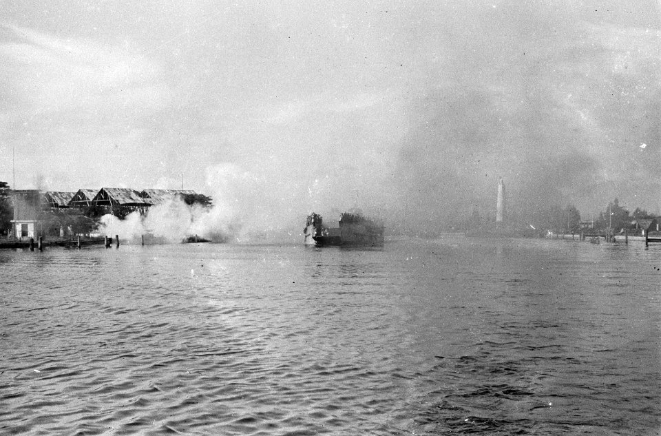 Semarang Voor 2-6 RI zit de Indische tijd er op en per LCT. werd het Bataljon n, Bestanddeelnr 1645-2-4