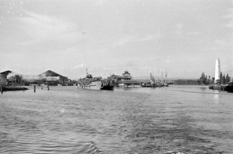 Semarang Voor 2-6 RI zit de Indische tijd er op en per LCT. werd het Bataljon n, Bestanddeelnr 1645-2-3