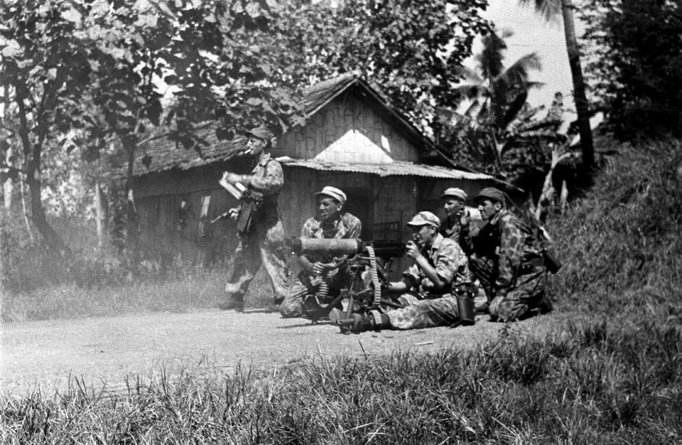 Semarang 26-7 Een Vickers-machine geweer van het 1e Regiment Stoottroepen in ac, Bestanddeelnr 1627