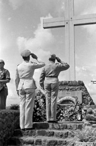 Semarang Op het ereveld Tillemaplein te Semarang herdacht 2-6 RI dat huiswaarts, Bestanddeelnr 1630-3-2