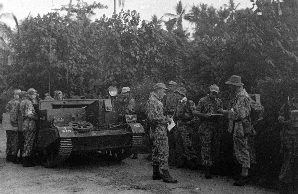 Semarang rond een brencarrier vindt overleg plaats tussen in camouflageuniforme, Bestanddeelnr 1617