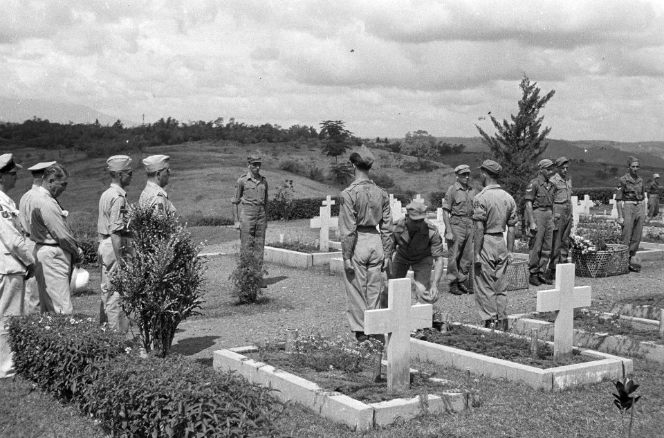 Semarang Op het ereveld Tillemaplein te Semarang herdacht 2-6 RI dat huiswaarts, Bestanddeelnr 1630-4-4