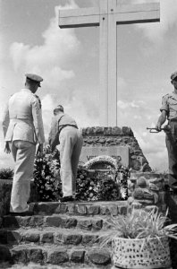 Semarang Op het ereveld Tillemaplein te Semarang herdacht 2-6 RI dat huiswaarts, Bestanddeelnr 1630-3-1