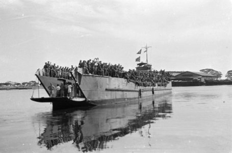 Semarang Voor 2-6 RI zit de Indische tijd er op en per LCT. werd het Bataljon n, Bestanddeelnr 1645-2-2