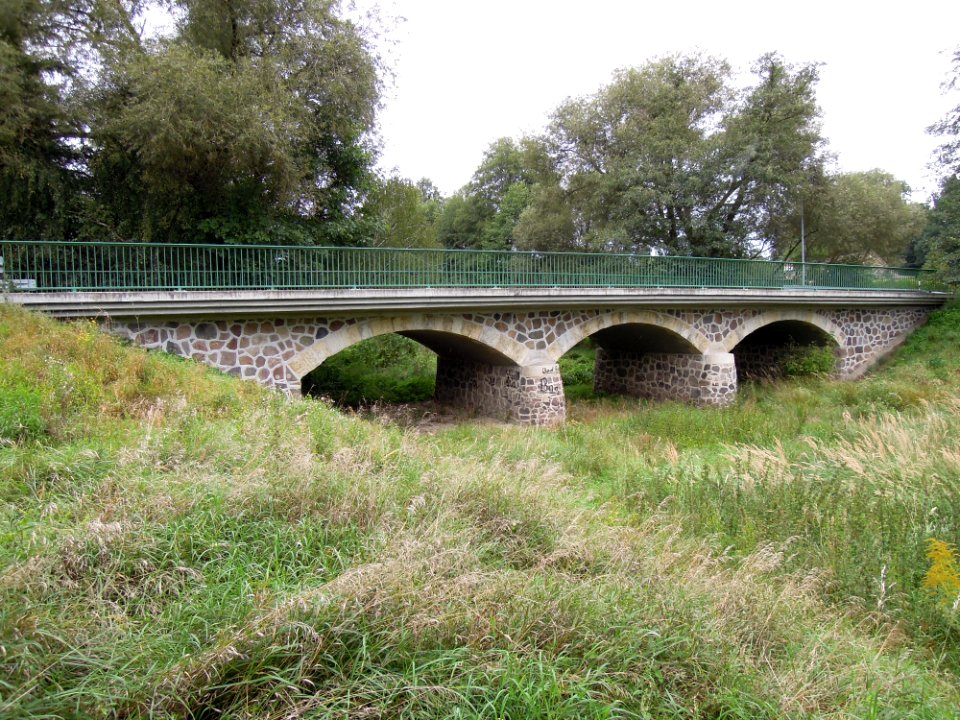 Segmentbogennatursteinbrücke über den Drehningsbach in Wergzahna im September 2017