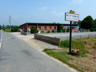 Senlis (Pas-de-Calais, Fr) panneau d'entrée Petit Senlis et salle communale