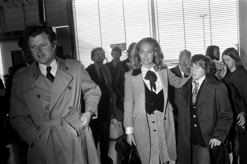 Senator Edward Kennedy met zijn gezin op Schiphol met vrouw en zoon Ted vrouw e, Bestanddeelnr 927-1490