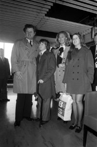 Senator Edward Kennedy met zijn gezin op Schiphol met vrouw en zoon Ted Edward , Bestanddeelnr 927-1491