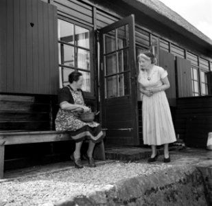 Sepha van Beinum-Janssen, de vrouw van dirigent Eduard van Beinum, in gesprek me, Bestanddeelnr 254-2600