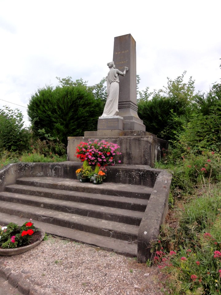 Sequehart (Aisne) monument aux morts