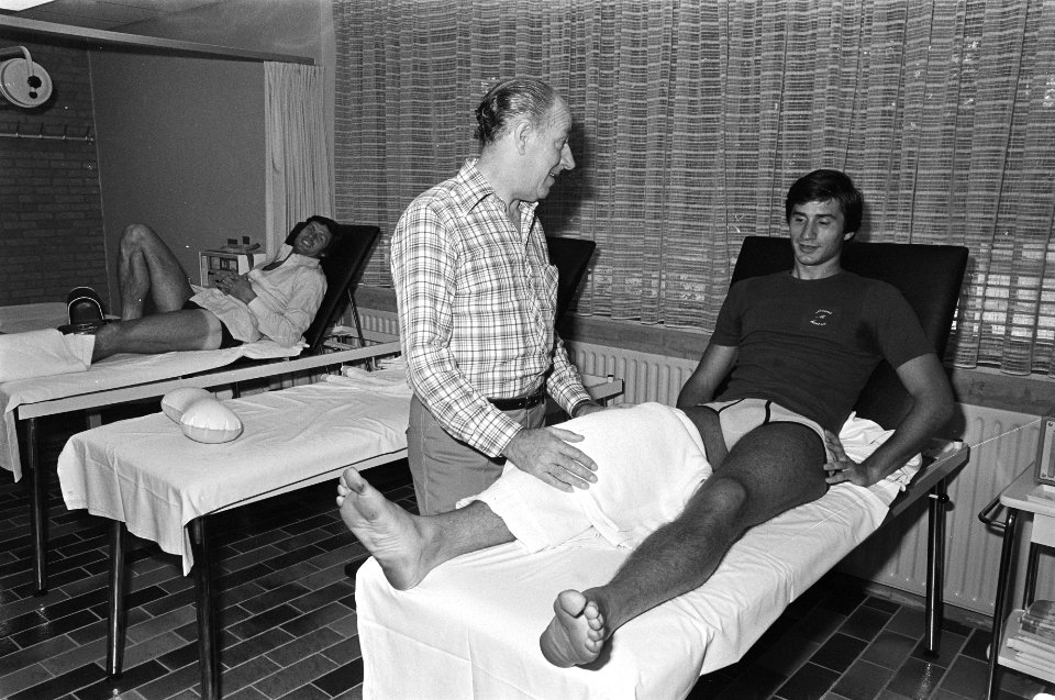 Selectie Nederlandse elftal in Zeist Ling op verzorgingstafel bij masseur Pierr, Bestanddeelnr 929-3269