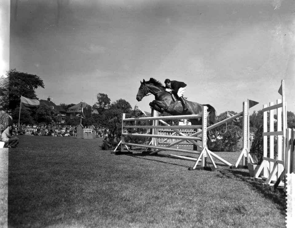 Selectiespringconcours voor het kampioenschap van Nederland in Den Haag, Bestanddeelnr 910-4444