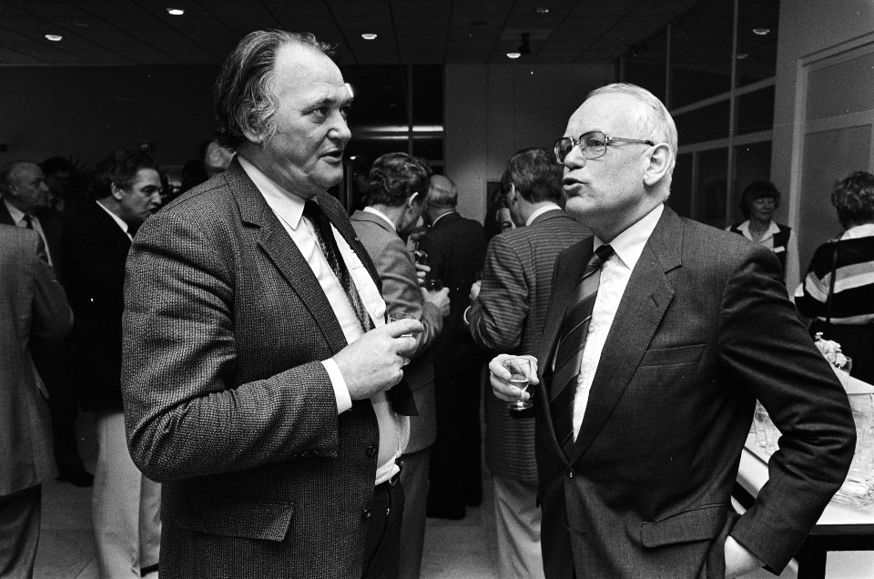 SER neemt afscheid van Herman Bode (FNV) Herman Bode (l) in gesprek met SER-voo, Bestanddeelnr 933-3007