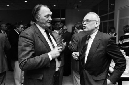 SER neemt afscheid van Herman Bode (FNV) Herman Bode (l) in gesprek met SER-voo, Bestanddeelnr 933-3007