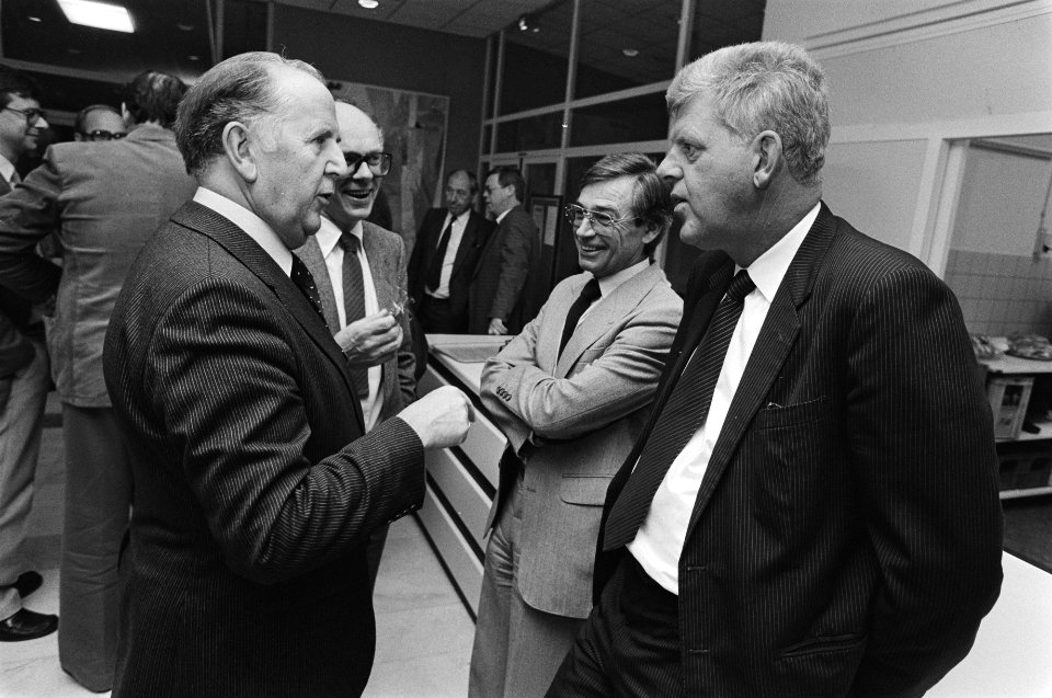 SER neemt afscheid van C. van Veen (VNO) en Perquin (KNOV) Van Veen (l) in gespr, Bestanddeelnr 933-1216