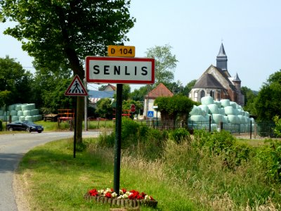Senlis (Pas-de-Calais, Fr) panneau d'entrée Senlis et église Notre- Dame PA00108430