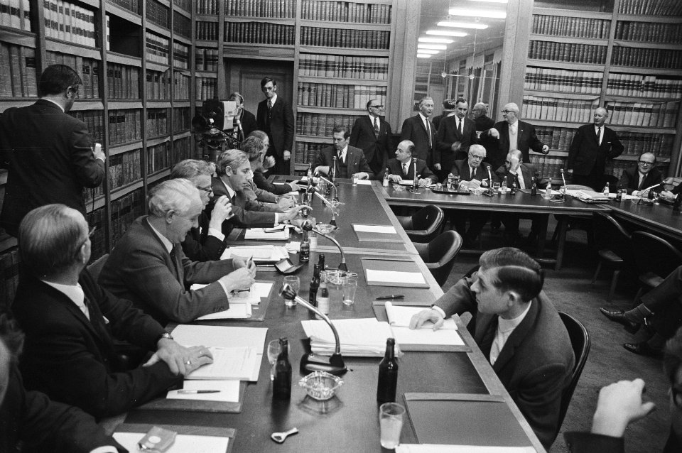 Seniorenconvent Tweede Kamer spreekt met vakcentrales over loonstop, Bestanddeelnr 924-0939