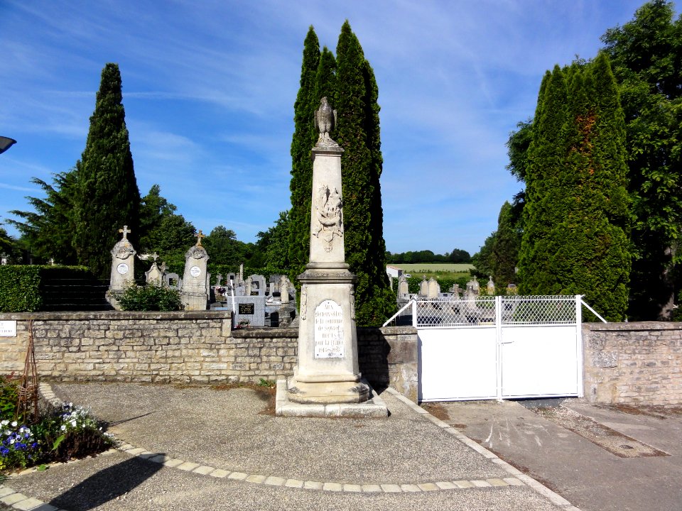 Sepvret (Deux-Sèvres) monument aux morts et cimetière