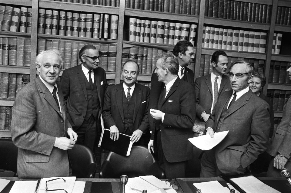 Seniorenconvent Tweede Kamer spreekt met vakcentrales over loonstop Mertens, Me, Bestanddeelnr 924-0938