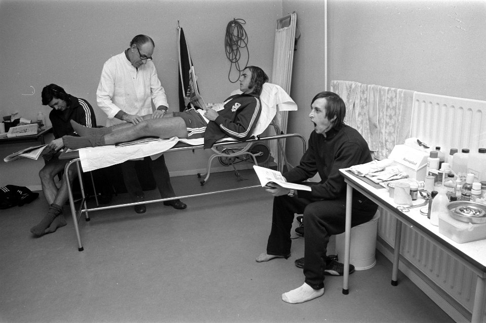 Selectie Nederlands Elftal in Zeist, in de massagekamer v.l.n.r. Suurbier, verzo, Bestanddeelnr 926-0306
