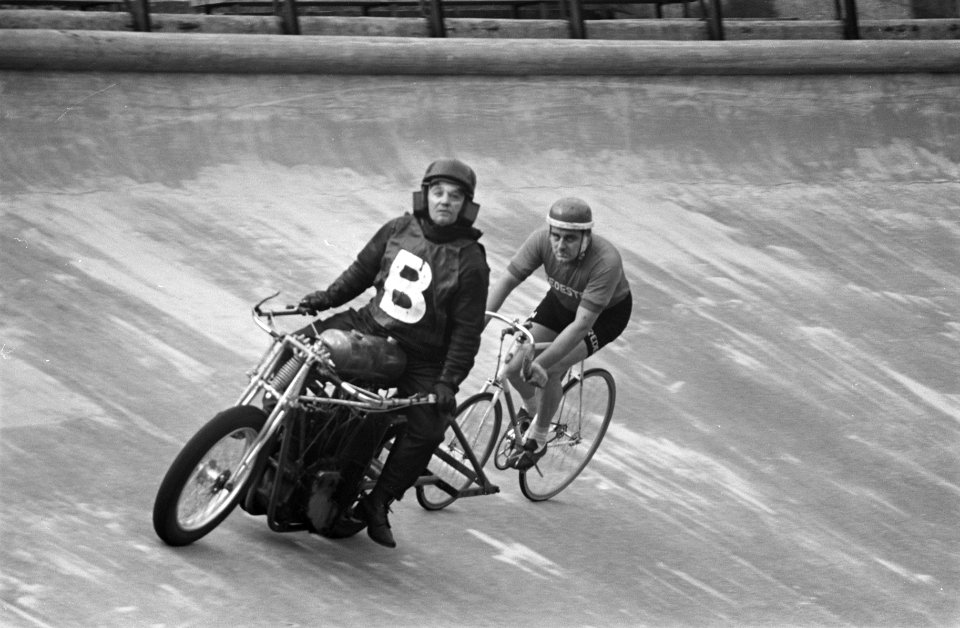 Selectiewedstrijd voor wereldkampioen wielrennen Noppie Koch achter motor, Bestanddeelnr 912-8449