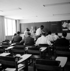 Seminar met deelnemers uit ontwikkelingslanden in een klaslokaal van het Afro-As, Bestanddeelnr 255-1864