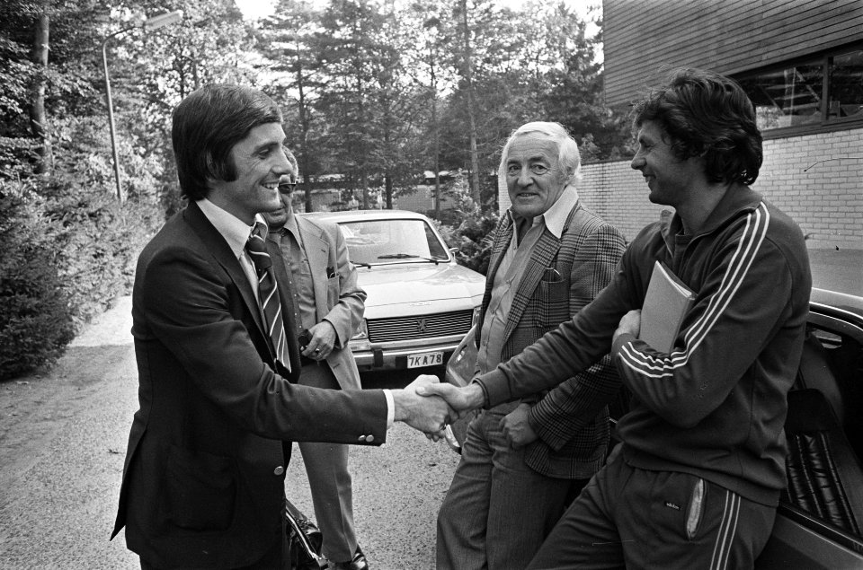 Selectie Nederlands elftal in Zeist bijeen Adrie van Kraai (l) begroet Suurbier, Bestanddeelnr 928-8240