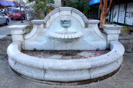 Semicircular fountain - Ashland, Oregon - DSC02711