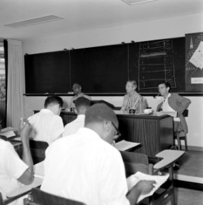 Seminar met deelnemers uit ontwikkelingslanden in een klaslokaal van het Afro-As, Bestanddeelnr 255-1862