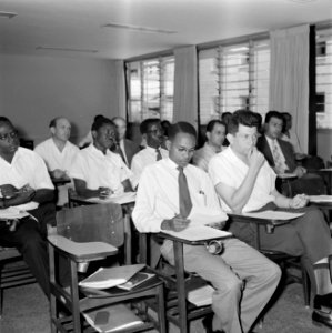 Seminar met deelnemers uit ontwikkelingslanden in een klaslokaal van het Afro-As, Bestanddeelnr 255-1860