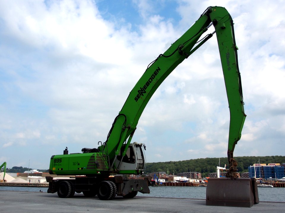 Sennebogen 835 crane at VEJLE habor, pic2