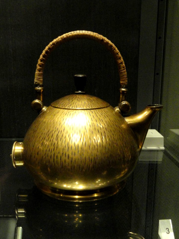 Semispherical electric kettle, designed by Peter Behrens, 1908, Berlin - Royal Ontario Museum - DSC09522