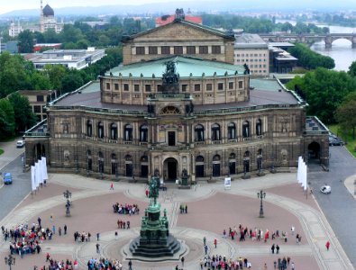 Semperoper.von.Residenzschloss