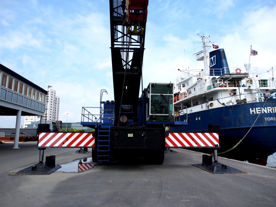 Sennebogen 6180 harbor crane at VEJLE habor, pic5