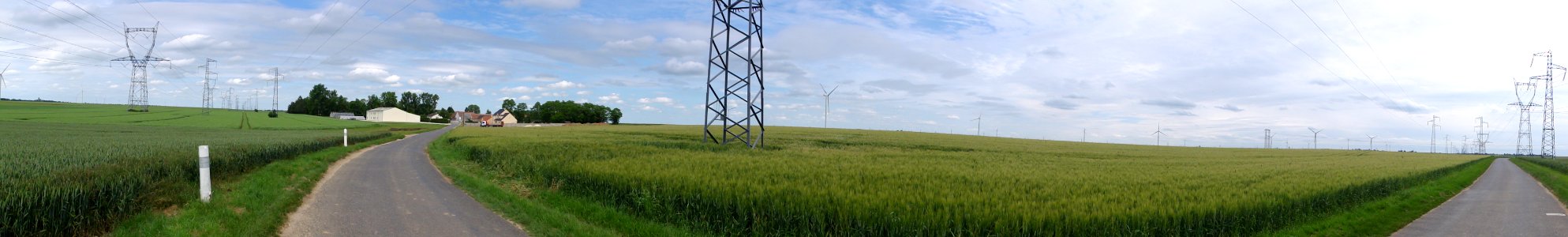 Semonville (Poinville, Eure-et-Loir) panorama d'éoliennes et poteaux électriques
