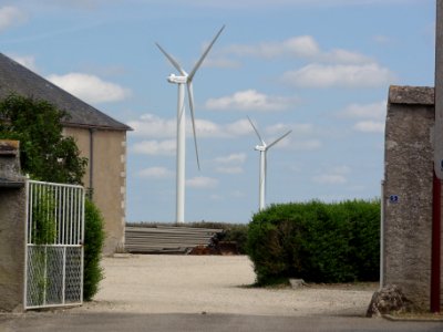 Semonville (Poinville, Eure-et-Loir) la place avec vue sur des éoliennes