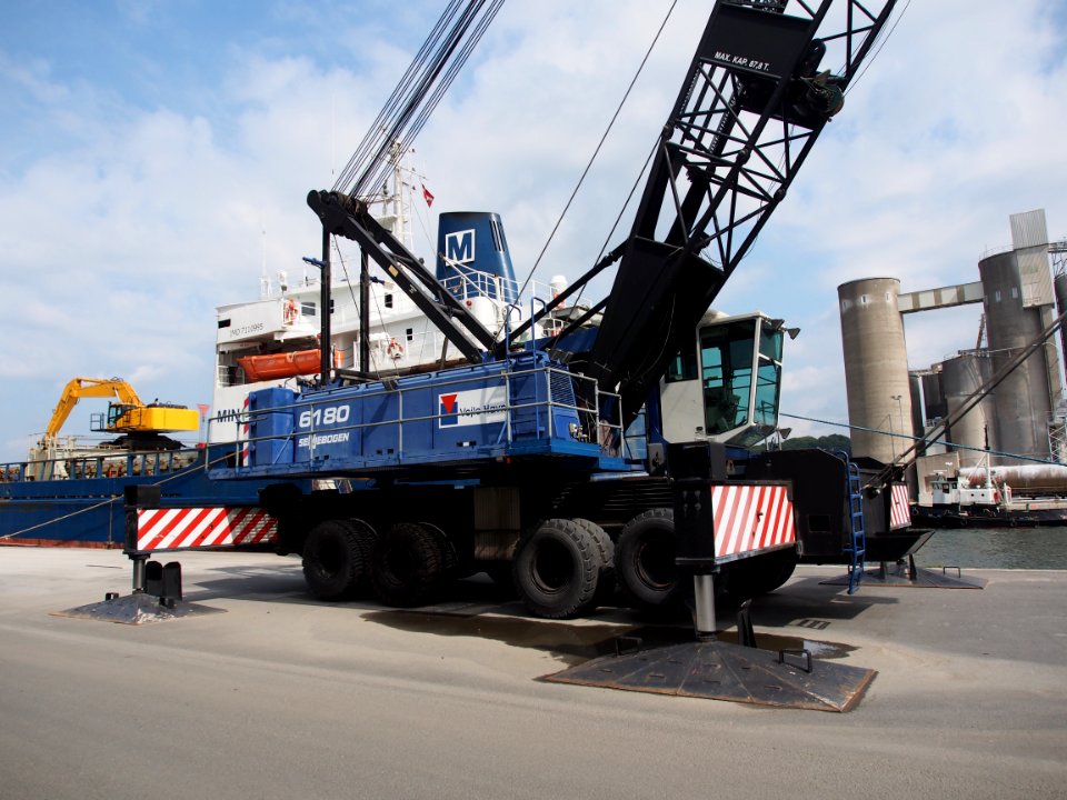 Sennebogen 6180 harbor crane at VEJLE habor, pic2