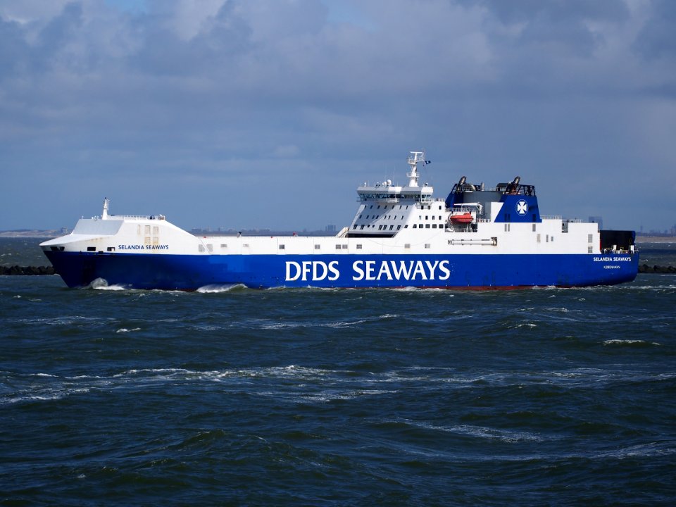 Selandia Seaways (ship, 1998) IMO 9157284 leaving Port of Rotterdam pic2