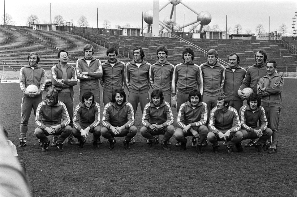 Selectie Belgisch elftal Atomium op de achtergrond, Bestanddeelnr 929-0880