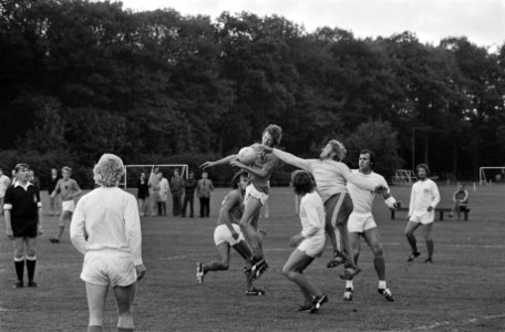 Selectie Nederland elftal speelt in Zeist oefenwedstrijd tegen Rijkspolitie Pie, Bestanddeelnr 927-2403