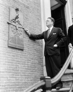 Selden Chapin onthult plaquette journalisten, Bestanddeelnr 904-0725