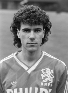 Selectie Nederlands elftal in Zeist 16a, 17a Peter Bosz, Bestanddeelnr 934-2144