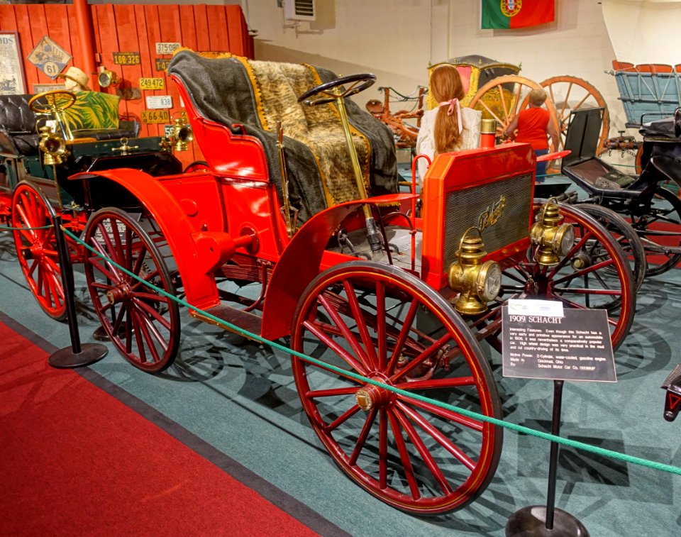 Schacht automobile, 1909, made by Schacht Motor Car. Co., Cincinnati, Ohio, 2 cylinder, gasoline engine - Luray Caverns Car and Carriage Museum - Luray, Virginia - DSC01227